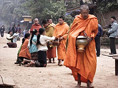 Almsgiving for Buddhist Monks in Laos by Asienreisender