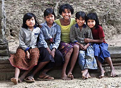 Cambodian Kids at Angkor by Asienreisender