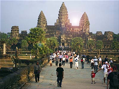 Tourists at Angkor Wat by Asienreisender
