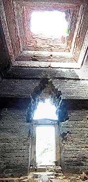 Inside Phnom Da Temple, the collapsed roof by Asienreisender