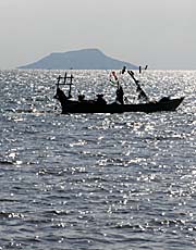 A Fishing Boat around Rabbit Island / Koh Tonsay by Asienreisender