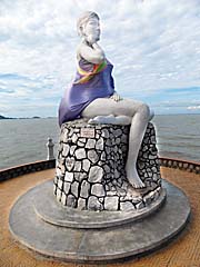 Sirene Statue in Kep by Asienreisender
