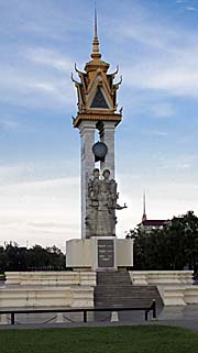 'The Cambodian/Vietnamese Friendship Memorial in Phnom Penh' by Asienreisender