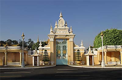 'Entrance Gate to the Royal Palace in Phnom Penh' by Asienreisender