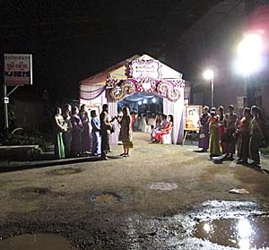 'Cambodian Wedding Party in Kampot' by Asienreisender