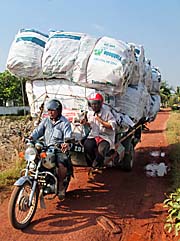 'Overloaded Vehicle' by Asienreisender
