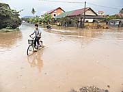 Flooded Street in Cambodia by Asienreisender