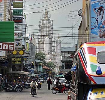 'Downtown Phetchaburi' by Asienreisender