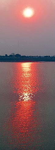 'Sunset over the Mekong River at Thakhek' by Asienreisender