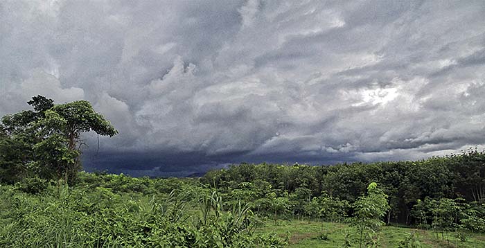 'A Heavy Storm Front in Chanthaburi Province / Thailand' by Asienreisender
