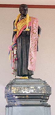'Thao Suranari Statue at Wat Salaloi' by Asienreisender