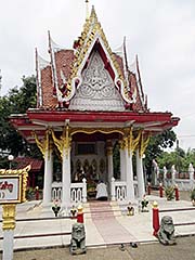 'The City Pillar Shrine (Lak Mueang)' by Asienreisender