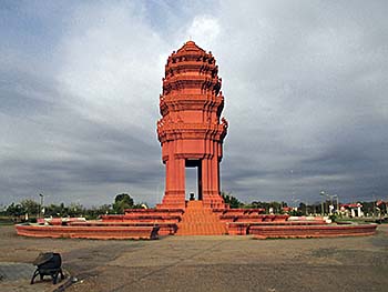 'Samraong Independence Memorial' by Asienreisender