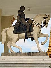 'King Norodom Equestrian Statue in the Royal Palace of Phnom Penh' by Asienreisender