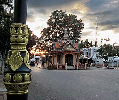 'Kanchanaburi's City Pillar Shrine' by Asienreisender