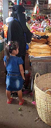'Women in Burqas on Kampot's Fresh Market' by Asienreisender