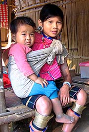 'Kayan Girl with a Baby in Ban Nai Soi' by Asienreisender