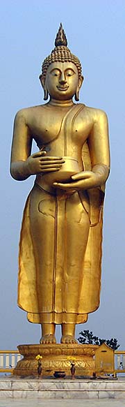 'A Standing Buddha in Wat Tha Ton' by Asienreisender