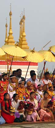 'A Wedding Ceremony at Shwedagon Pagoda in Tachileik' by Asienreisender